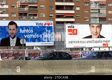 Madrid. 03-03-04. Wahlplakate für die Parlamentswahlen vom 14. Mai 2004. Foto: Javier Prieto. Quelle: Album / Archivo ABC / Javier Prieto Stockfoto