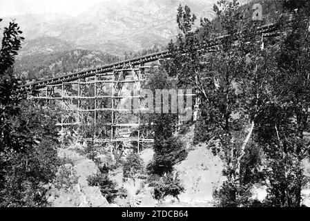 03/20/1909. Durchfahrt der Pipeline durch eine der Schluchten. - General Asphalt und Portland Company Asland. Quelle: Album/Archivo ABC Stockfoto