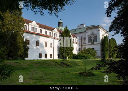 Herrenhaus und Schloss im klassizistischen Stil im Topolcianky-Park. Slowakei. Stockfoto