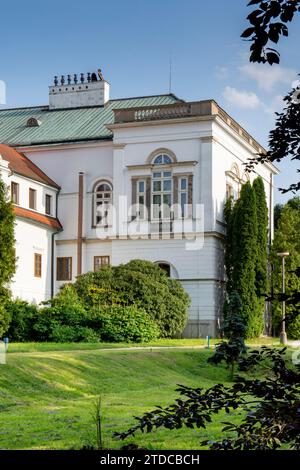 Herrenhaus und Schloss im klassizistischen Stil im Topolcianky-Park. Slowakei. Stockfoto