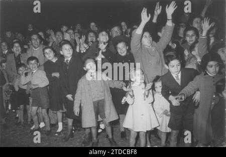 Sevilla, 01/05/1961. Parade der drei Weisen. Begeistert und mit der ewigen Begeisterung jedes Jahres betrachtete eine große Menge von Kindern die Könige des Ostens, die, beladen mit ihren Geschenken und begleitet von einer üppigen Kavalkade, ihre Hauptstraßen unter der Bewunderung von Kindern und Erwachsenen besichtigten. Quelle: Album / Archivo ABC / Serrano Stockfoto