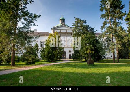 Herrenhaus und Schloss im klassizistischen Stil im Topolcianky-Park. Slowakei. Stockfoto