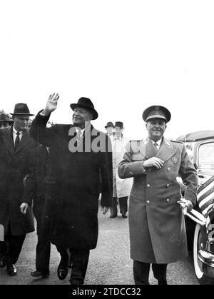Torrejón de Ardoz (Madrid), 21.12.1959. Ike Eisenhower, damals Präsident der Vereinigten Staaten, kam nach Madrid, um unser Land zu besuchen. Franco traf ihn am Flughafen der gemeinsamen Basis Torrejón de Ardoz am Fuße der Flugzeugtreppe, um ihn willkommen zu heißen. Sein Besuch bedeutete tatsächlich die internationale Akzeptanz seines Regimes. Quelle: Album / Archivo ABC / Manuel Sanz Bermejo Stockfoto