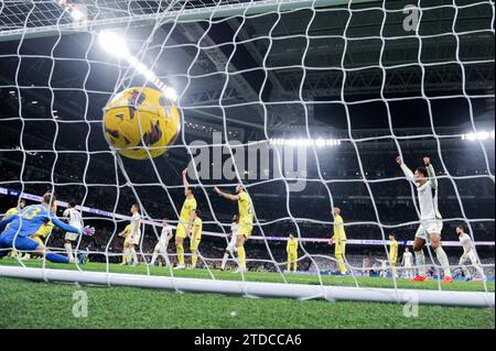 Madrid, Spanien. Dezember 2023. Rodrygo (3. L) von Real Madrid erzielte ein Tor während des Fußballspiels La Liga zwischen Real Madrid und Villareal CF in Madrid, Spanien, 17. Dezember 2023. Gustavo Valiente/Xinhua/Alamy Live News Stockfoto