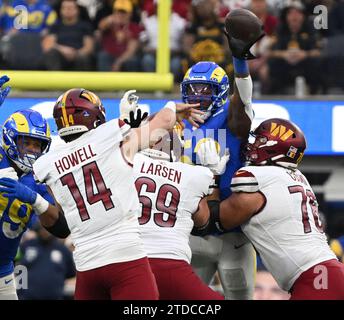 Inglewood, Usa. Dezember 2023. Rams Linebacker Ernest Jones IV. (53) lenkt den Pass von Commanders Quarterback Sam Howell im SoFi Stadium in Inglewood, Kalifornien, ab Sonntag, 17. Dezember 2023. Die Rams besiegten die Commanders 28:20. Foto: Jon SooHoo/UPI Credit: UPI/Alamy Live News Stockfoto