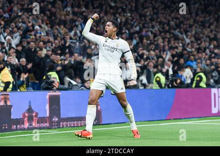 Madrid, Spanien. Dezember 2023. Jude Bellingham von Real Madrid feiert sein Tor während des Fußballspiels La Liga zwischen Real Madrid und Villareal CF am 17. Dezember 2023 in Madrid. Gustavo Valiente/Xinhua/Alamy Live News Stockfoto