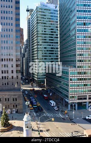 Ecke Water Street und Fulton Street mit Titanic Memorial am Eingang zum Seaport Area in Lower Manhattan, New York Stockfoto