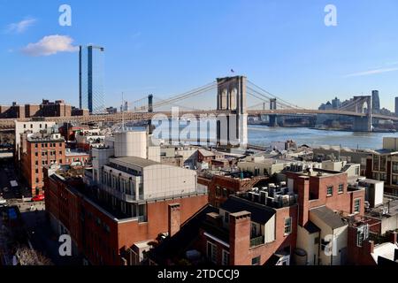 Brooklyn Bridge und Manhattan Bridge über dem alten South Street Seaport District in Lower Manhattan, New York Stockfoto