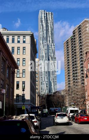 76-stöckiges Wohnhaus-Wolkenkratzer, entworfen von Frank Gehry, an der 8 Spruce Street von der Beekman Street und Front Street in Lower Manhattan, New York Stockfoto