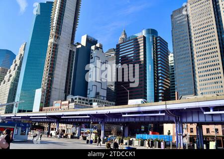 Erhöhte FDR-Fahrt vorbei an Wolkenkratzern des Finanzviertels Wall Street in Lower Manhattan, New York Stockfoto