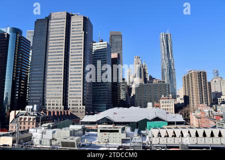 Die Dächer des Tin Building und des Fulton Market Building mit Frank Gehrys Turm und Southbridge Tower in Lower Manhattan, New York Stockfoto