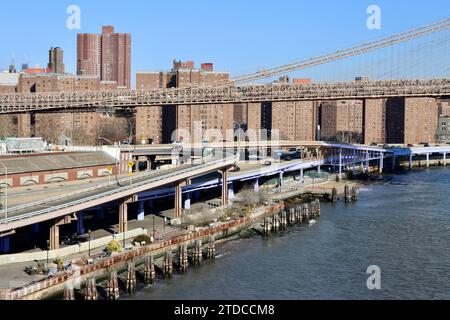 Die FDR-Fahrt führt nach Lower Manhattan mit Smith Houses an der Brooklyn Bridge aus dem Pier 17 am East River, New York, NY Stockfoto