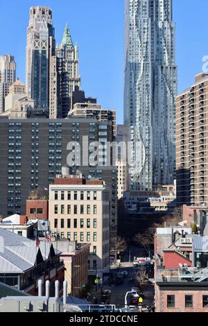 Blick auf die Beekman Street mit Frank Gehrys 8 Spruce Street Tower in Lower Manhattan, New York Stockfoto