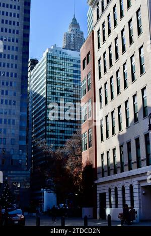 Water Street und Titanic Memorial und Park von der Beekman Street am South Street Seaport in Lower Manhattan, New York Stockfoto