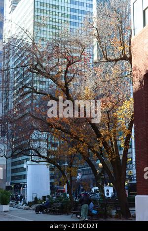 Titanic Memorial Park mit dem Denkmal am South Street Seaport an der Water Street und der Pearl Street in Lower Manhattan, New York Stockfoto