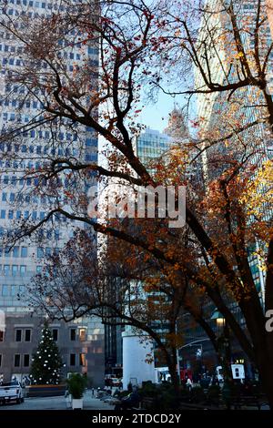 Titanic Memorial Park mit dem Denkmal am South Street Seaport an der Water Street und der Pearl Street in Lower Manhattan, New York Stockfoto