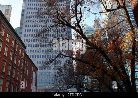 Titanic Memorial Park mit dem Denkmal am South Street Seaport an der Water Street und der Pearl Street in Lower Manhattan, New York Stockfoto