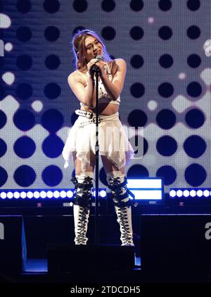 Sunrise, USA. Dezember 2023. Alexa tritt am 16. Dezember 2023 auf der Bühne des iHeartRadio Y100 Jingle Ball 2023 in der Amerant Bank Arena in Miami, Florida auf. Foto: Gabriel Di Sante/imageSPACE Credit: Imagespace/Alamy Live News Stockfoto