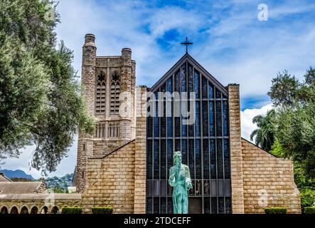 St. Andrew Episcopal Cathedral Church Honolulu Oahu Hawaii. Gegründet 1857 von König Kamehameha V. St. Andrew Statue des kroatischen Bildhauers Ivan Meštrović, Stockfoto