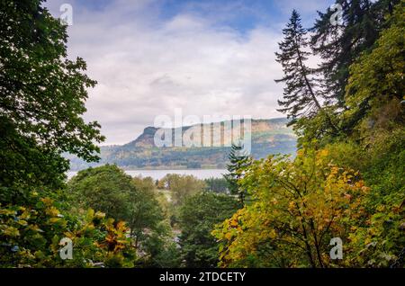 Blick auf die Berge und Klippen im Columbia Gorge National Scenic Area Stockfoto