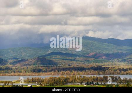 Ein Blick auf die Stadt Astoria in Oregon am Columbia River Stockfoto