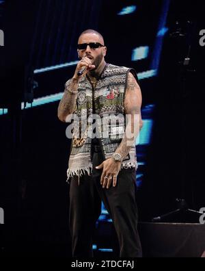 Sunrise, USA. Dezember 2023. Nicky Jam tritt am 16. Dezember 2023 auf der Bühne des iHeartRadio Y100 Jingle Ball 2023 in der Amerant Bank Arena in Miami, Florida auf. Foto: Gabriel Di Sante/imageSPACE/SIPA USA Credit: SIPA USA/Alamy Live News Stockfoto