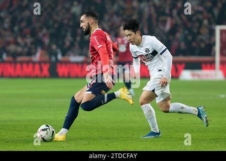 Lille, Frankreich. Dezember 2023. Nabil Bentaleb aus Lille, Lee Kang-in von PSG während des französischen Meisterschaftsspiels der Ligue 1 zwischen LOSC Lille und Paris Saint-Germain am 17. Dezember 2023 im Pierre Mauroy Stadion in Villeneuve-d'Ascq bei Lille, Frankreich - Foto Jean Catuffe/DPPI Credit: DPPI Media/Alamy Live News Stockfoto