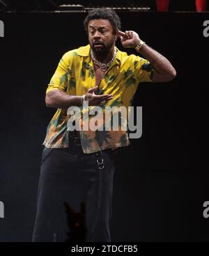 Sunrise, USA. Dezember 2023. Shaggy tritt am 16. Dezember 2023 auf der Bühne des iHeartRadio Y100 Jingle Ball 2023 in der Amerant Bank Arena in Miami, Florida auf. Foto: Gabriel Di Sante/imageSPACE/SIPA USA Credit: SIPA USA/Alamy Live News Stockfoto