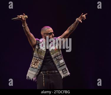 Sunrise, USA. Dezember 2023. Nicky Jam tritt am 16. Dezember 2023 auf der Bühne des iHeartRadio Y100 Jingle Ball 2023 in der Amerant Bank Arena in Miami, Florida auf. Foto: Gabriel Di Sante/imageSPACE/SIPA USA Credit: SIPA USA/Alamy Live News Stockfoto