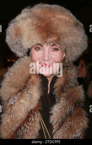 Linda Dano nimmt am 5. Februar 2008 an der Mercedes-Benz Fashion Week New York Herbst 2008 Collections im Bryant Park in New York City Teil. Foto: Henry McGee/MediaPunch Stockfoto