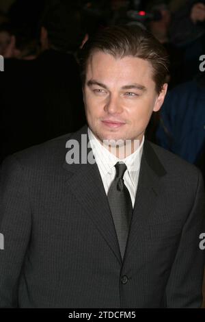 Leonardo DiCaprio nimmt am 14. Dezember 2004 an der Premiere von „The Aviator“ im Ziegfeld in New York Teil. Foto: Henry McGee/MediaPunch Stockfoto