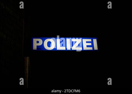 Neonlicht einer Polizeistation im Stralsund-Hafen in Deutschland bei Nacht Stockfoto