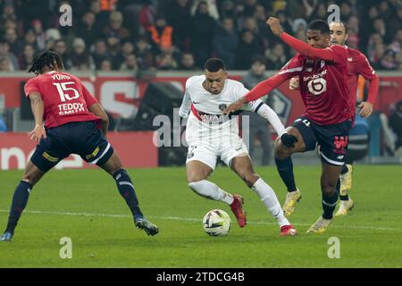 Kylian Mbappe von PSG, Alexsandro Ribeiro von Lille während des französischen Meisterschaftsspiels der Ligue 1 zwischen LOSC Lille und Paris Saint-Germain am 17. Dezember 2023 im Stadion Pierre Mauroy in Villeneuve-d'Ascq bei Lille, Frankreich Stockfoto