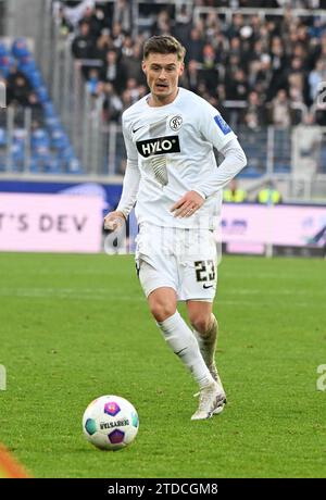 Karlsruhe, Deutschland. Dezember 2023. Fußball: Bundesliga 2, Karlsruher SC - SV Elversberg, Spieltag 17, BBBank Wildpark. Carlo Sickinger aus Elversberg. Quelle: Uli Deck/dpa/Alamy Live News Stockfoto