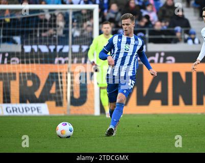 Karlsruhe, Deutschland. Dezember 2023. Fußball: Bundesliga 2, Karlsruher SC - SV Elversberg, Spieltag 17, BBBank Wildpark. Dzenis Burnic aus Karlsruhe. Quelle: Uli Deck/dpa/Alamy Live News Stockfoto