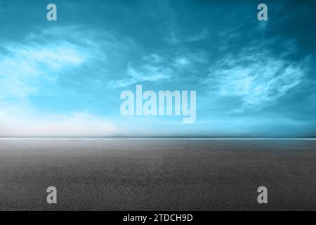 Blauer Himmel mit ein paar Wolken. Blick über die Wolken.ummer blauer Himmel Wolkenverlauf hellweißer Hintergrund. Schönheit klar bewölkt bei Sonnenschein ruhig hell Stockfoto