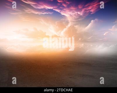 Leere Asphaltstraße bei Sonnenuntergang Wolken mit blauem Himmel. Hochwinkelansicht. Städtische Landstraße. Leere Asphaltstraße und blaue Naturlandschaft bei Sonnenuntergang Stockfoto