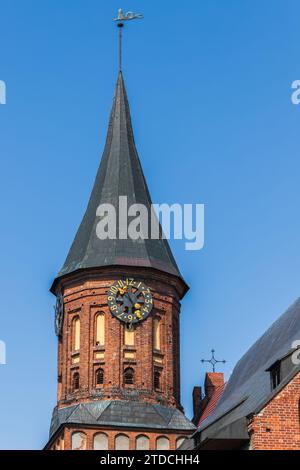 Turm und Turmuhr des Königsberger Doms an einem Sommertag, vertikales Foto Stockfoto