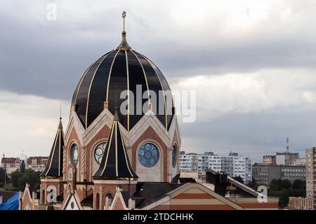 Die Kuppel der Königsberger Synagoge steht tagsüber unter bewölktem Himmel Stockfoto