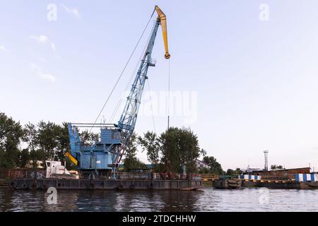 Der blaue Schwimmkran ist im Hafen von Kaliningrad angedockt Stockfoto