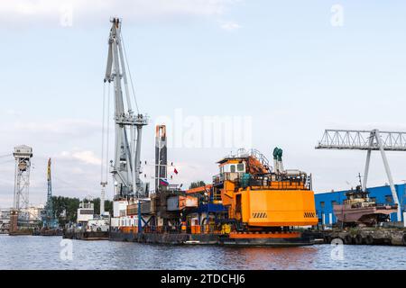 Der schwimmende Kran liegt im Hafen Kaliningrad Stockfoto