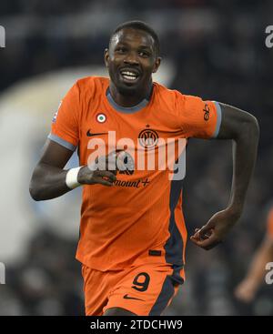 Rom, Italien. Dezember 2023. Marcus Thuram feiert sein Tor während des Fußballspiels der Serie A zwischen Latium und dem FC Inter am 17. Dezember 2023 in Rom. Quelle: Alberto Lingria/Xinhua/Alamy Live News Stockfoto