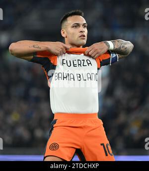 Rom, Italien. Dezember 2023. Lautaro Martinez feiert sein Tor während des Fußballspiels der Serie A zwischen Latium und FC Inter am 17. Dezember 2023 in Rom. Quelle: Alberto Lingria/Xinhua/Alamy Live News Stockfoto