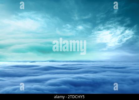 Blauer Himmel mit ein paar Wolken. Blick über die Wolken.ummer blauer Himmel Wolkenverlauf hellweißer Hintergrund. Schönheit klar bewölkt bei Sonnenschein ruhig hell Stockfoto