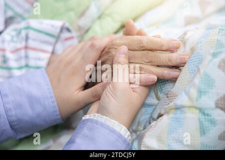 Die Hand der Enkelin, die die Hand der Großmutter hält Stockfoto