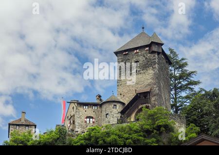 Castel Branzoll in Klausen, Italien. Blauer Himmel Stockfoto