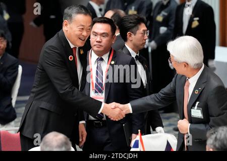 Tokio, Japan. Dezember 2023. Thailands Premierministerin Srettha Thavisin, links, schüttelt einem der Gäste beim 50. Jahrestag des ASEAN-Japan-Mittagessens zur Freundschaft und Zusammenarbeit in KEIDANREN (Japan Business Federation) in Tokio am Montag, 18. Dezember 2023 die Hand. (Credit Image: © POOL via ZUMA Press Wire) NUR REDAKTIONELLE VERWENDUNG! Nicht für kommerzielle ZWECKE! Quelle: ZUMA Press, Inc./Alamy Live News Stockfoto