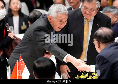 Tokio, Japan. Dezember 2023. Singapurs Premierminister Lee Hsien Loong, links, schüttelt einem der Gäste beim 50. Jahrestag des ASEAN-Japan-Luncheon Meetings zur Freundschaft und Zusammenarbeit in KEIDANREN (Japan Business Federation) in Tokio am Montag, 18. Dezember 2023 die Hand. (Credit Image: © POOL via ZUMA Press Wire) NUR REDAKTIONELLE VERWENDUNG! Nicht für kommerzielle ZWECKE! Quelle: ZUMA Press, Inc./Alamy Live News Stockfoto