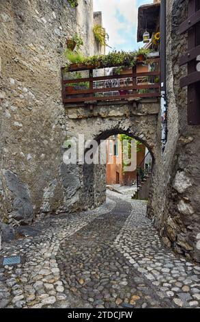 Alte Straßen von Malcesine am Ufer des Gardasees in Italien Stockfoto