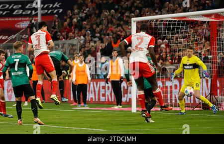 München, Deutschland. Dezember 2023. Kim Min-Jae (Top L) von Bayern München schießt am 17. Dezember 2023 beim Fußball-Spiel der Bundesliga zwischen Bayern München und dem VfB Stuttgart in München. Quelle: Philippe Ruiz/Xinhua/Alamy Live News Stockfoto